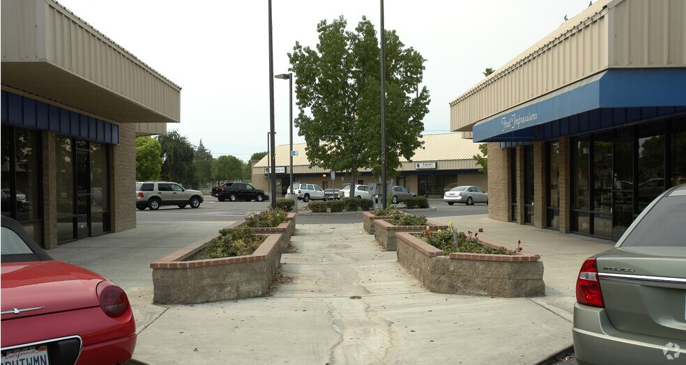 324 Oak St, Bakersfield, CA à louer - Photo de l’immeuble – Image 2 sur 3