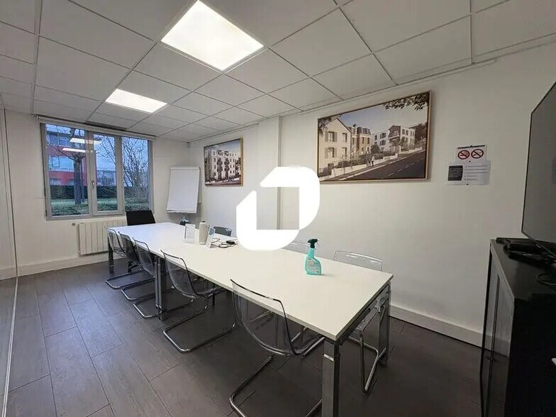 Bureau dans Voisins-le-Bretonneux à louer - Photo intérieure – Image 3 sur 15