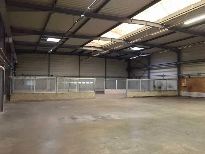 Local d’activités dans Marseille-en-Beauvaisis à louer - Photo de l’immeuble – Image 3 sur 10