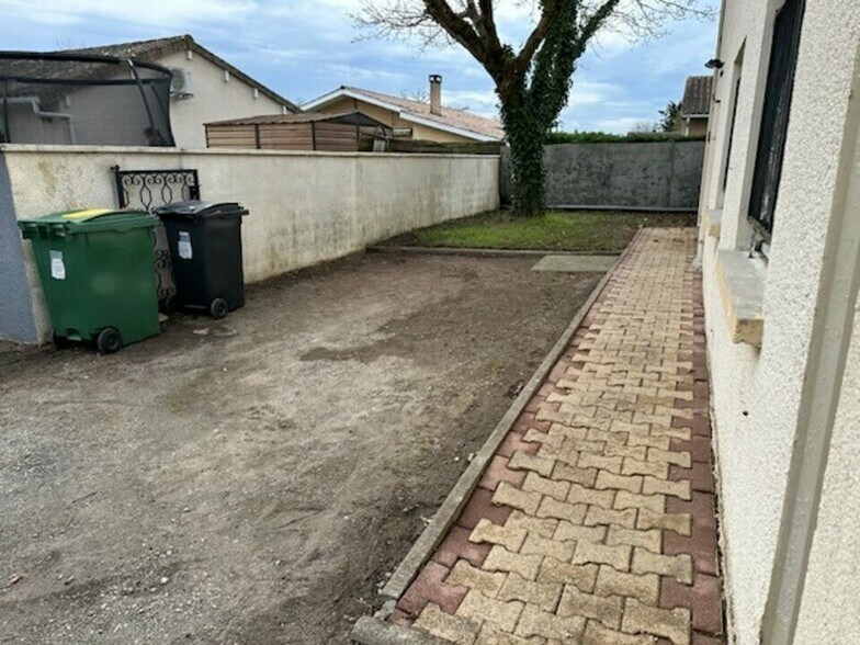 Local d’activités dans Ambarès-et-Lagrave à louer - Photo de l’immeuble – Image 2 sur 7