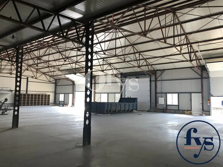 Local d’activités dans Saint-Bonnet-de-Mure à louer - Photo de l’immeuble – Image 1 sur 5