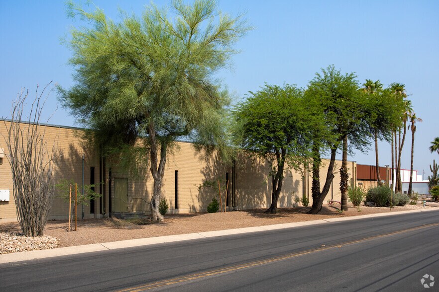 6868 S Plumer Ave, Tucson, AZ à louer - Photo de l’immeuble – Image 3 sur 10