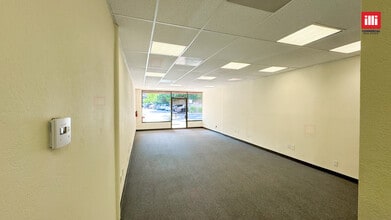 20812 Ventura Blvd, Woodland Hills, CA à louer Photo intérieure– Image 2 sur 4