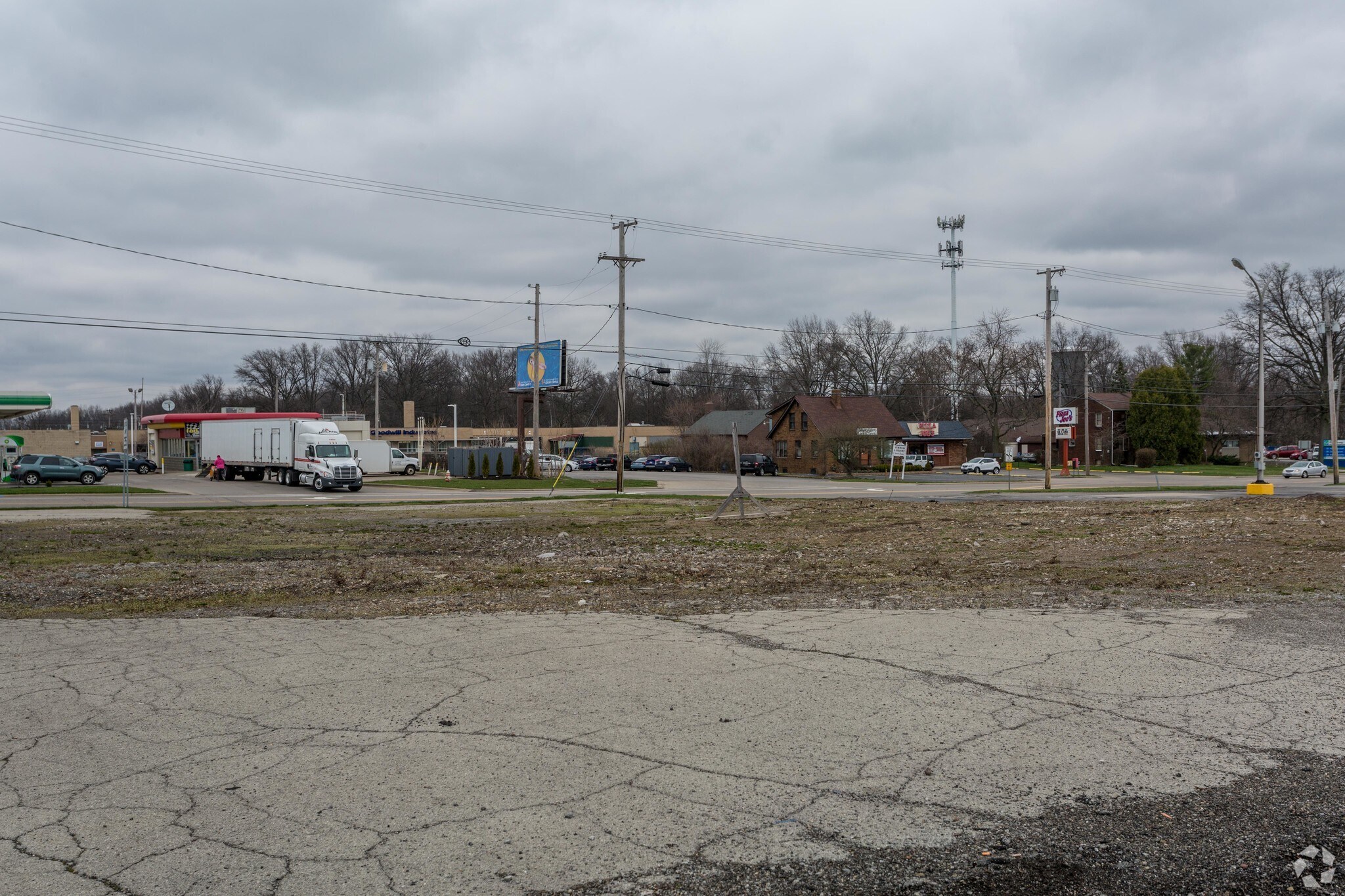 2533 Belmont Ave, Youngstown, OH à louer Photo principale– Image 1 sur 4