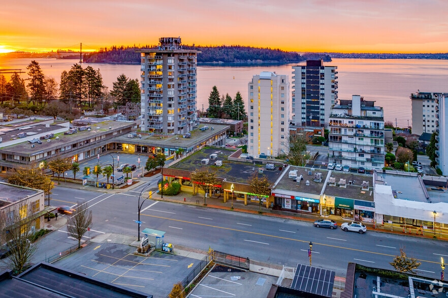 1802 Marine Dr, West Vancouver, BC à vendre - Aérien – Image 1 sur 4