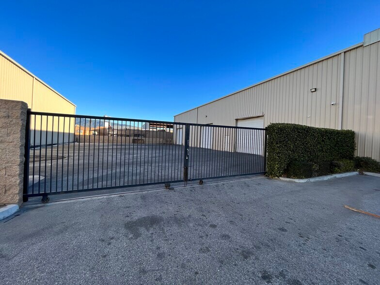 14662 El Molino St, Fontana, CA à vendre - Photo de l’immeuble – Image 2 sur 14