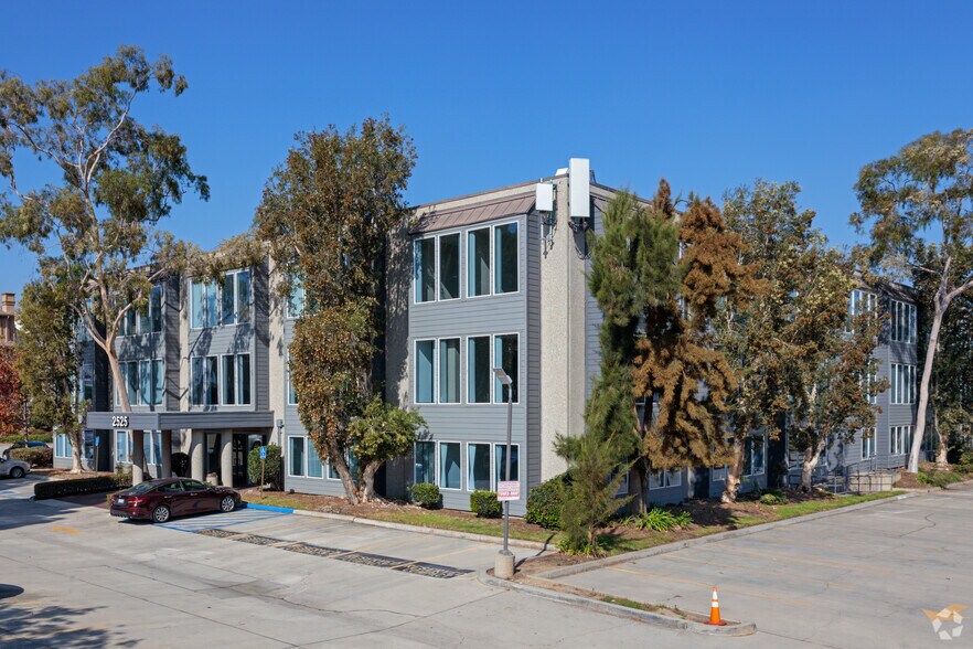 2525 Cherry Ave, Signal Hill, CA à vendre - Photo principale – Image 1 sur 11