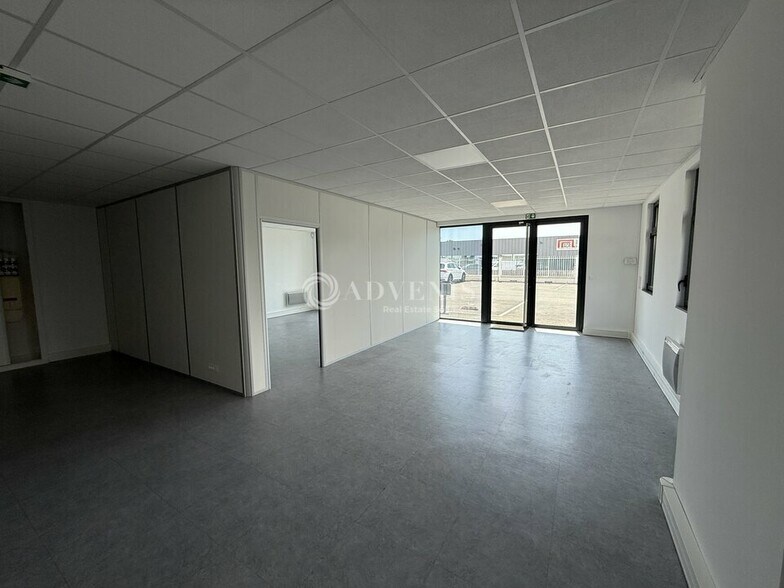 Bureau dans Servon à louer - Photo intérieure – Image 2 sur 9