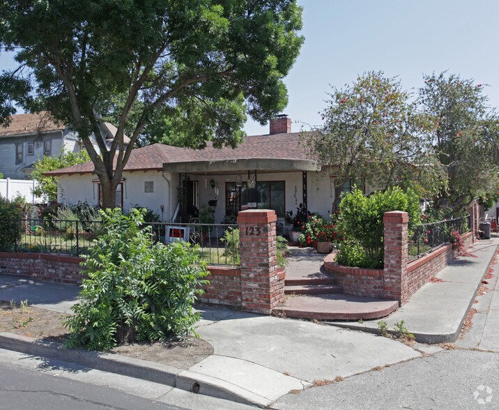 806 E Monte Vista Ave, Vacaville, CA à vendre - Photo de l’immeuble – Image 2 sur 3