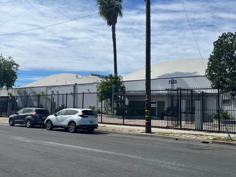 7333 Radford Ave, North Hollywood, CA à louer - Photo de l’immeuble – Image 3 sur 12