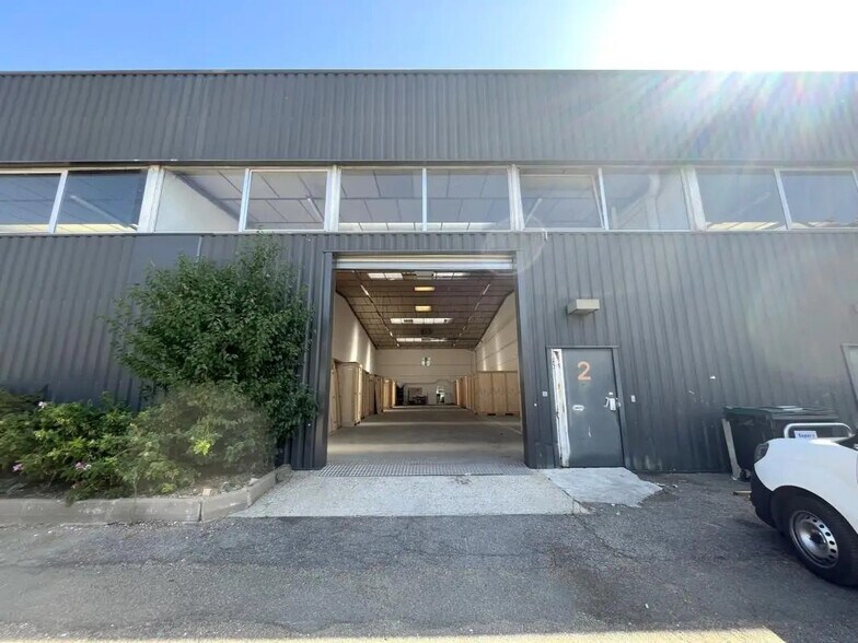 Local d’activités dans Coignières à louer - Photo de l’immeuble – Image 1 sur 10