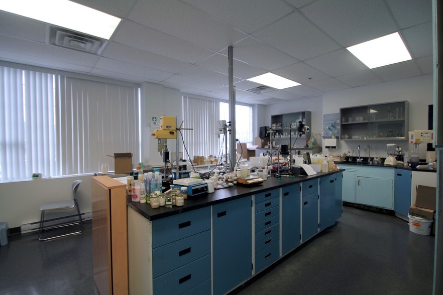160 Boul Industriel, Boucherville, QC à louer - Photo intérieure – Image 2 sur 9