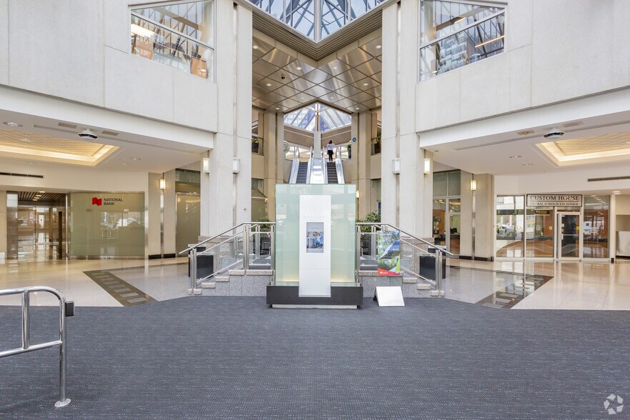 321 6th Ave SW, Calgary, AB à louer - Hall d’entrée – Image 3 sur 5