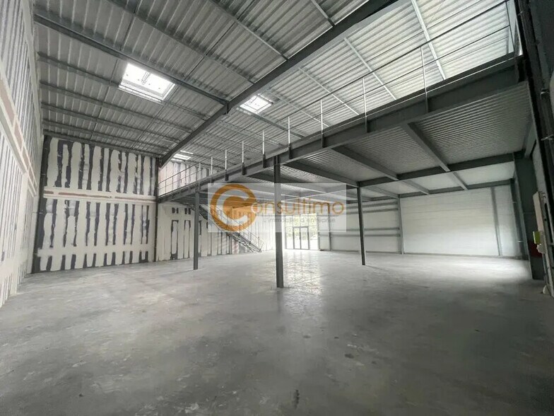 Local d'activités dans Salleboeuf à vendre - Photo intérieure – Image 2 sur 5