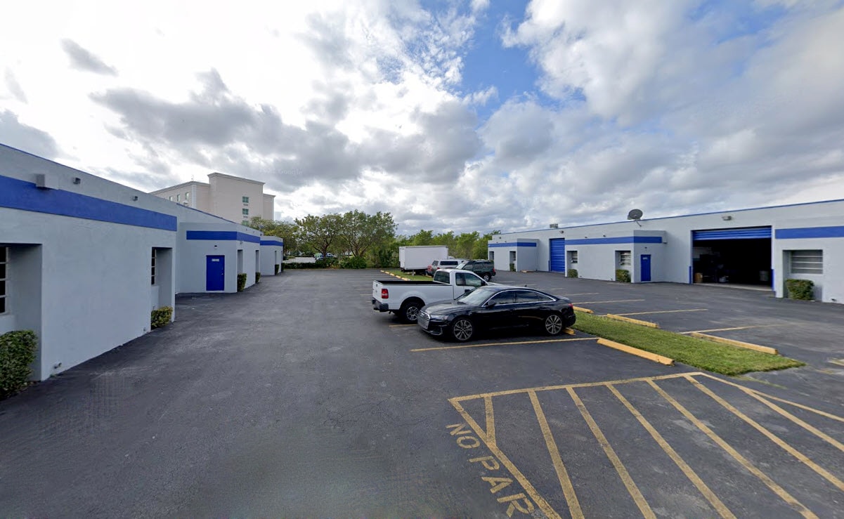 13552-13558 SW 129th St, Miami, FL à louer Photo de l’immeuble– Image 1 sur 13