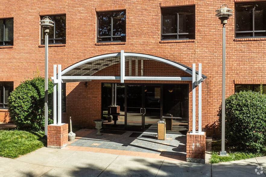 8024 Glenwood Ave, Raleigh, NC à vendre - Photo de l’immeuble – Image 2 sur 22