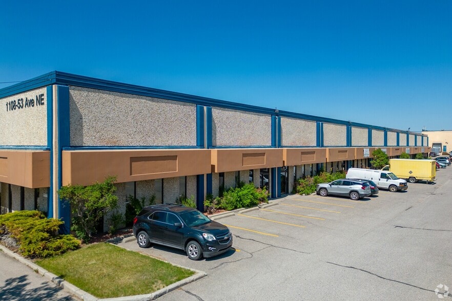 1108 53rd Ave NE, Calgary, AB à louer - Photo principale – Image 1 sur 14