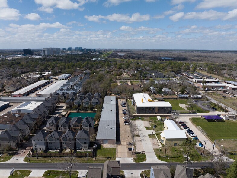 1411 Upland Dr, Houston, TX à louer - Photo de l’immeuble – Image 3 sur 36