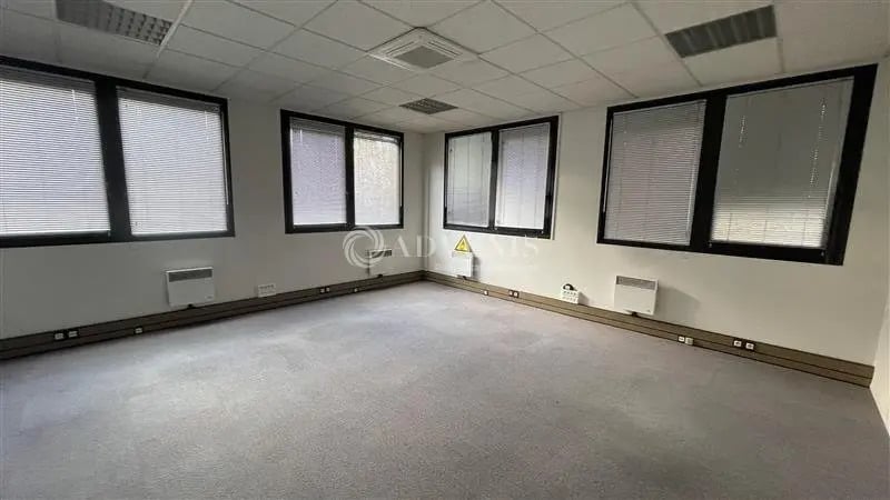 Bureau dans Croissy-Beaubourg à louer - Photo de l’immeuble – Image 3 sur 10