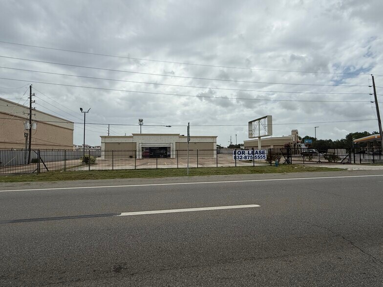2737 Highway 6 S, Houston, TX à louer - Photo de l’immeuble – Image 1 sur 14