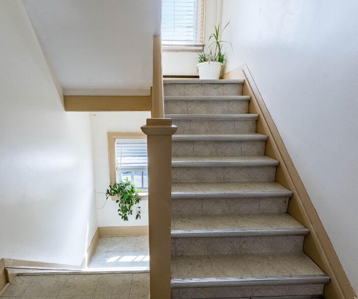 1038 St Clair Ave W, Toronto, ON à vendre - Photo intérieure – Image 3 sur 15