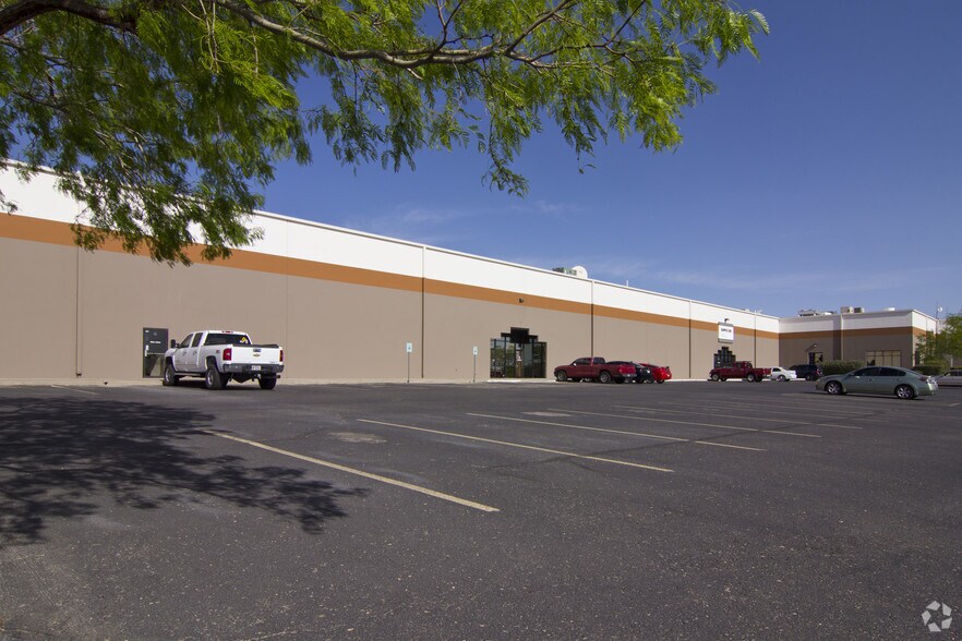 12135 Esther Lama Dr, El Paso, TX à louer - Photo de l’immeuble – Image 3 sur 13