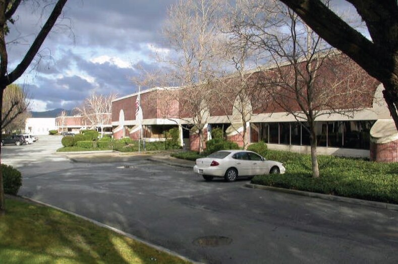 205 Apollo Way, Hollister, CA à louer - Photo de l’immeuble – Image 3 sur 7