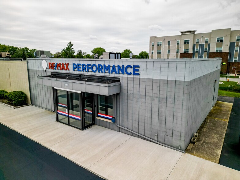 715 E Broadway St, Fortville, IN à louer - Photo de l’immeuble – Image 1 sur 7