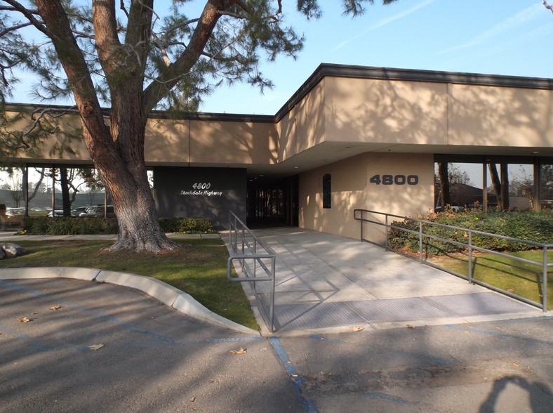 4800 Stockdale Hwy, Bakersfield, CA à louer - Photo de l’immeuble – Image 1 sur 3