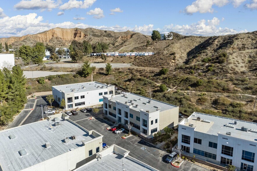 28536 Constellation Rd, Valencia, CA à vendre - Photo de l’immeuble – Image 3 sur 13