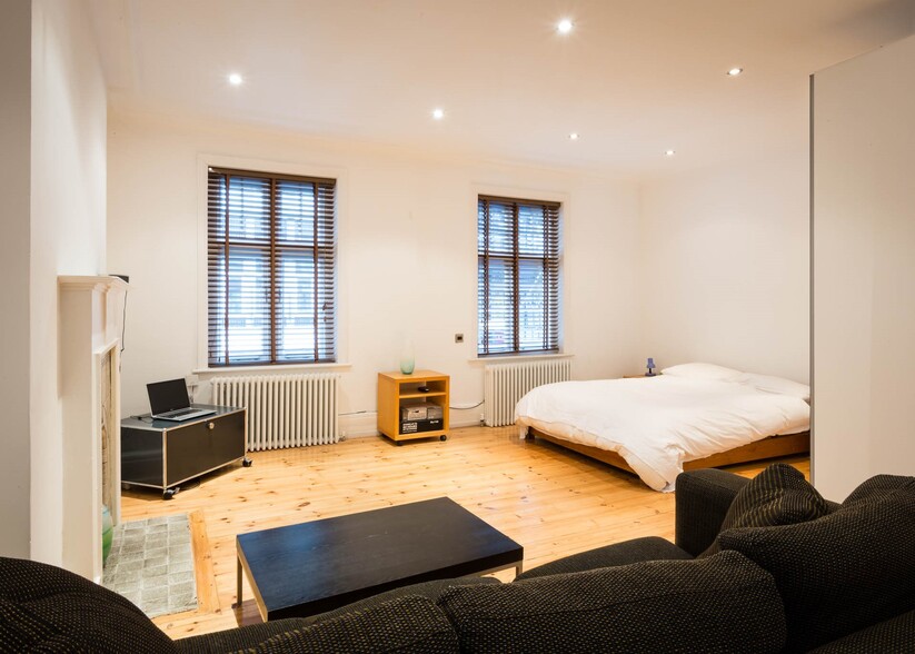 45 Turner St, Londres à vendre - Photo de l’immeuble – Image 2 sur 19