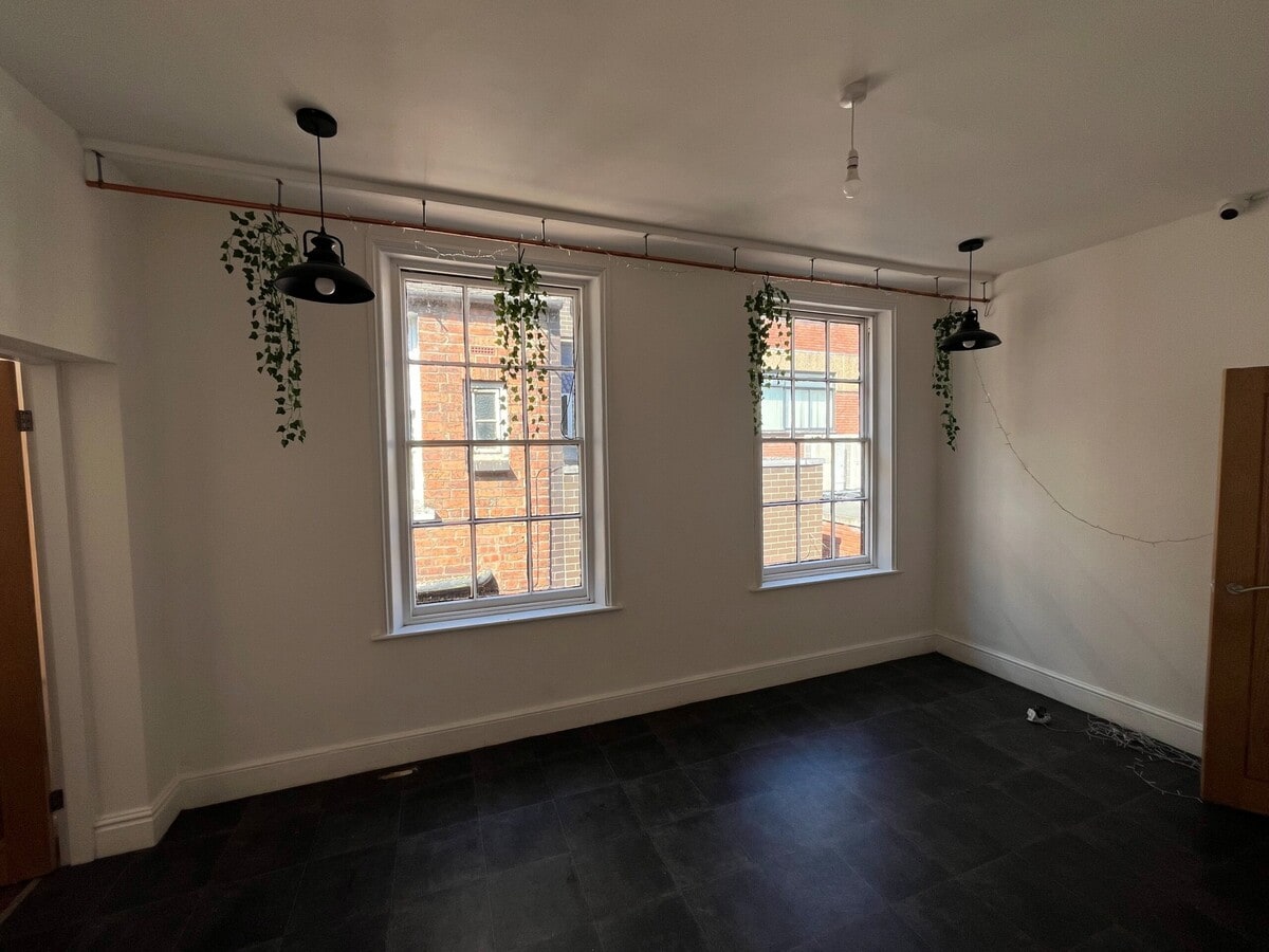 320-321 High St, Lincoln, LIN LN5 7DW - Lot 320a -  - Photo intérieure - Image 1 of 2