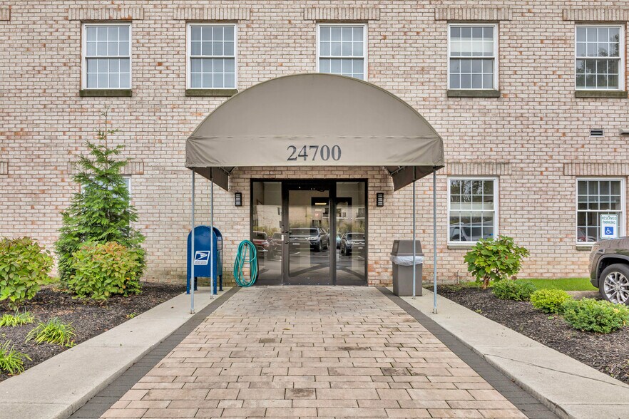 24700 Center Ridge Rd, Westlake, OH à vendre - Photo de l’immeuble – Image 3 sur 6