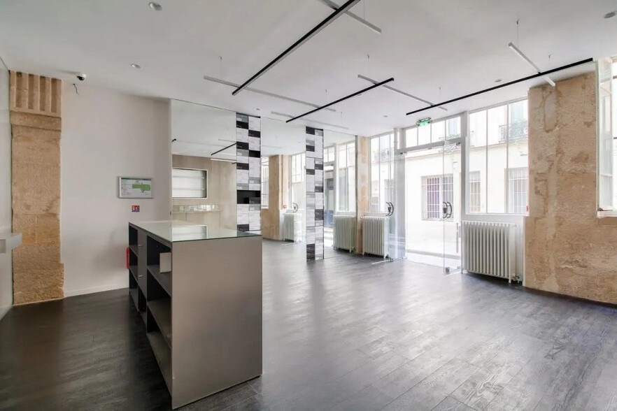 Local commercial dans Paris à louer - Photo de l’immeuble – Image 1 sur 8