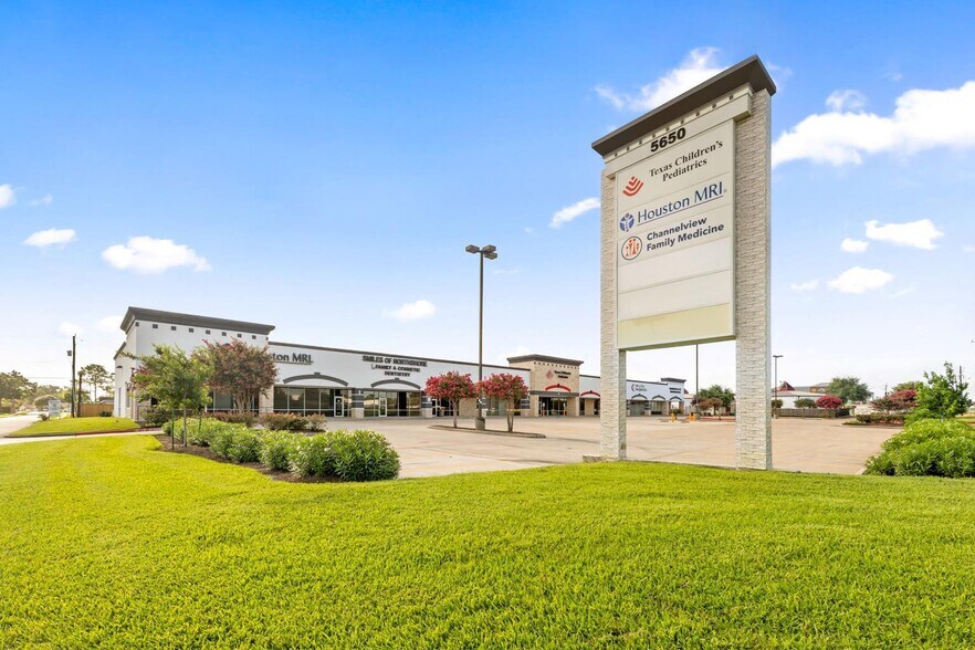 5614-5650 E Sam Houston Pky N, Houston, TX à louer - Photo de l’immeuble – Image 2 sur 8