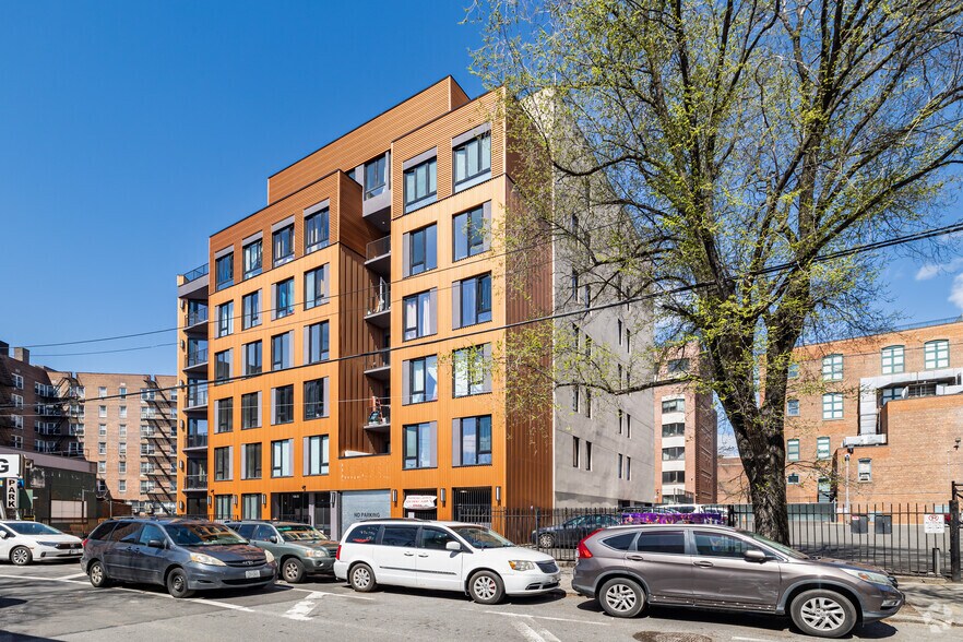 138-25 Barclay Ave, Flushing, NY à vendre - Photo de l’immeuble – Image 1 sur 27