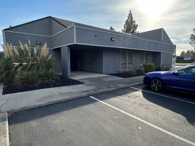 2105 W March Ln, Stockton, CA à louer - Photo de l’immeuble – Image 2 sur 4
