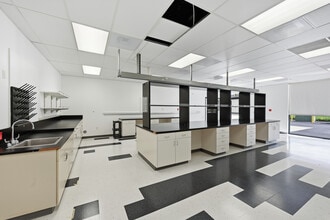 11555 Sorrento Valley Rd, San Diego, CA à louer Photo intérieure– Image 2 sur 9