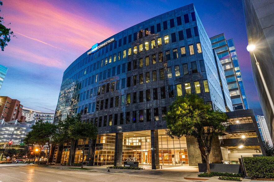 2525 McKinnon St, Dallas, TX à louer - Photo de l’immeuble – Image 2 sur 10