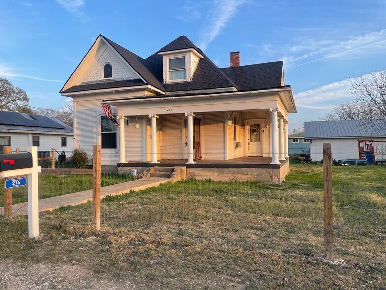 215 W Main St, Lometa, TX à vendre - Photo de l’immeuble – Image 3 sur 39
