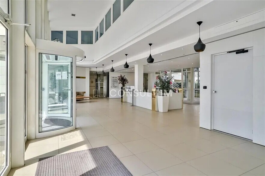 Bureau dans Issy-les-Moulineaux à louer - Photo de l’immeuble – Image 1 sur 5