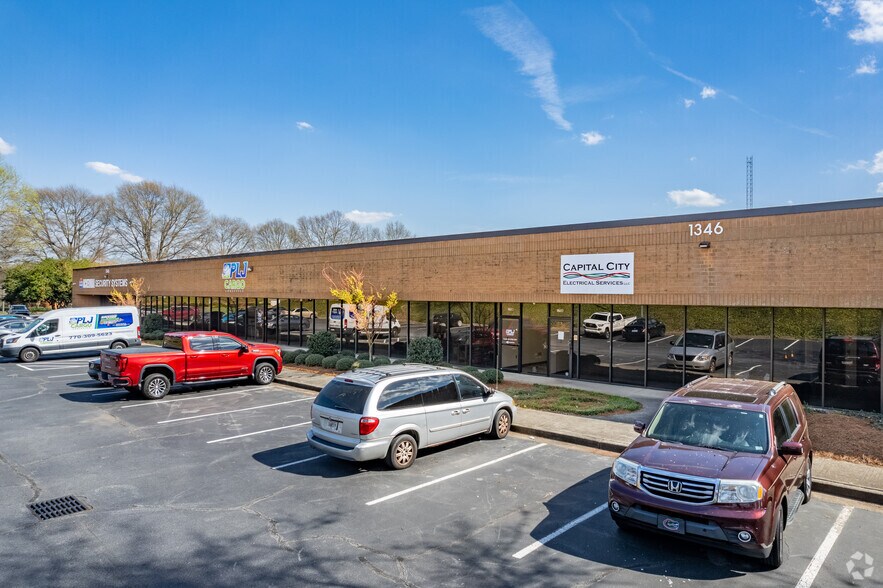 1346 Oakbrook Dr, Norcross, GA à louer - Photo principale – Image 1 sur 4