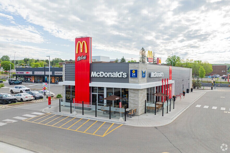 5111 Northland Dr NW, Calgary, AB à vendre - Photo principale – Image 1 sur 3
