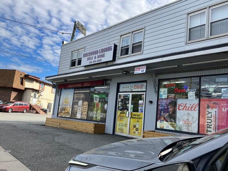 545 Mola Blvd, Elmwood Park, NJ à vendre - Photo de l’immeuble – Image 3 sur 11