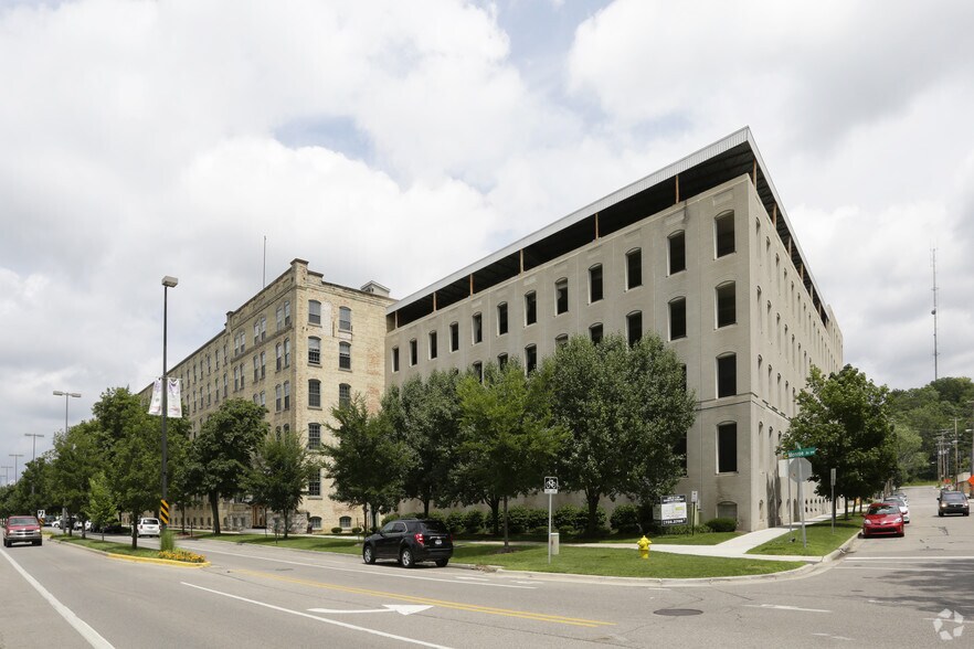 900-1000 Monroe Ave NW, Grand Rapids, MI à louer - Photo de l’immeuble – Image 2 sur 4