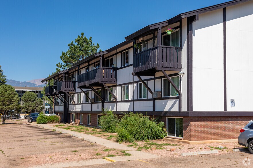 2001-2019 Carmel Dr, Colorado Springs, CO à vendre - Photo principale – Image 1 sur 26