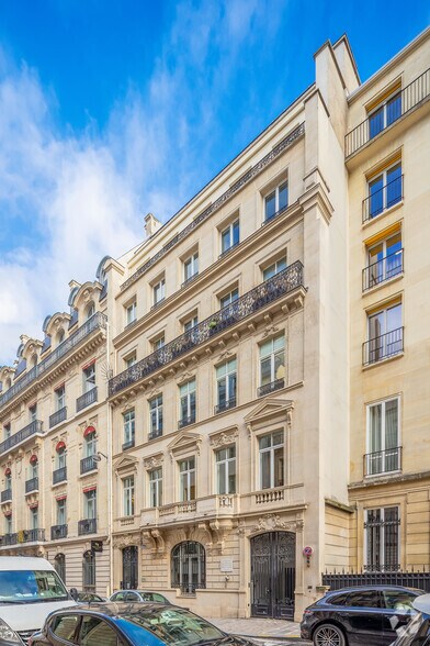 42 Rue De Bassano, Paris à louer - Photo de l’immeuble – Image 2 sur 2
