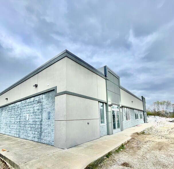 2211 S Kentucky Ave, Indianapolis, IN à louer - Photo de l’immeuble – Image 1 sur 6