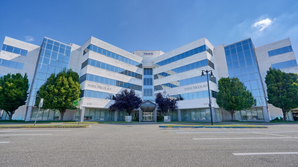 1225 Franklin Ave, Garden City, NY à louer - Photo de l’immeuble – Image 1 sur 7