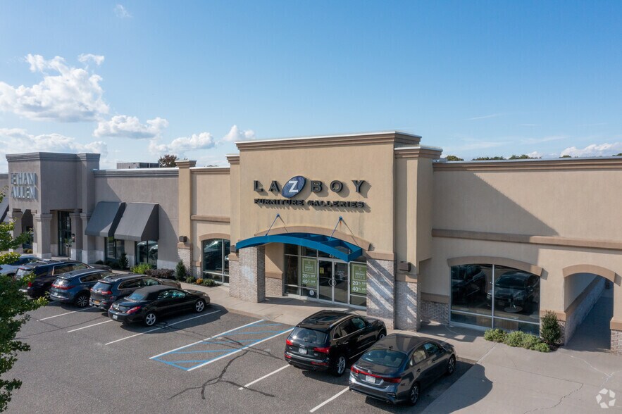 4016 Nesconset Hwy, East Setauket, NY à louer - Photo principale – Image 2 sur 10